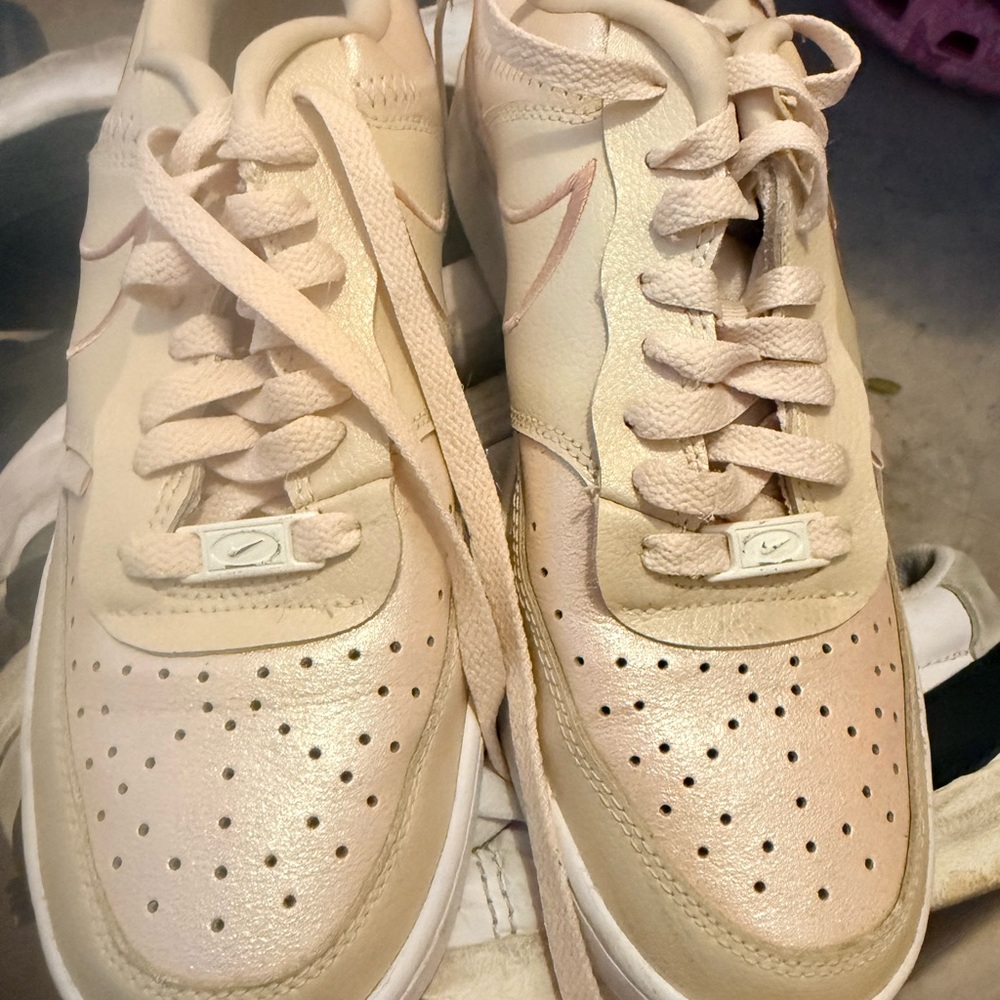Nike Women’s Sneakers Beige Pink Accent